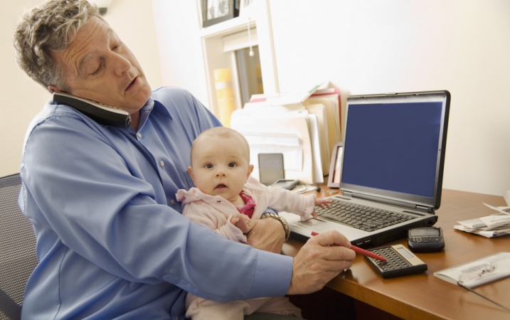 Urlop rodzicielski lub macierzyński pracownika nie wyklucza pracy na etacie