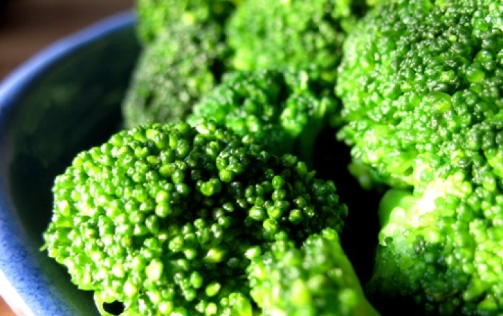 Biało-zielona sałatka z brokułów