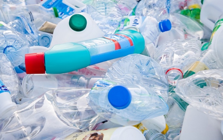 Zgniatanie butelek ułatwia recykling i ratuje środowisko
