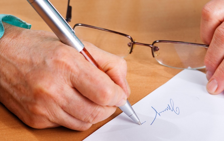 Porozumienie przenoszące urlop trzeba podpisać przed końcem umowy