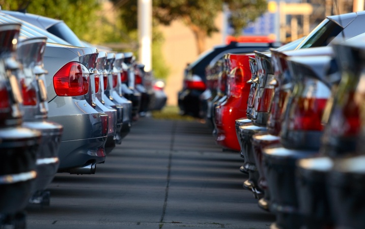 Upewnij się, komu wolno korzystać z miejsc postojowych na osiedlowym parkingu