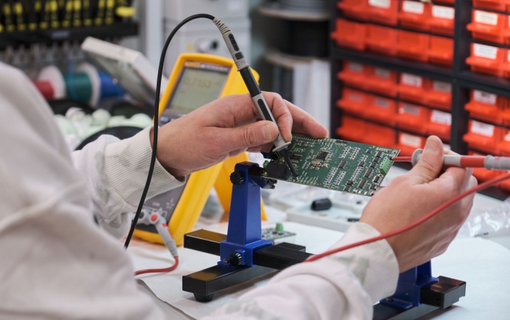Na czym polega montaż podzespołów elektronicznych?