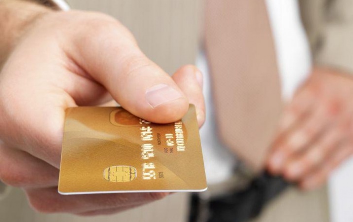 Karta kredytowa może być korzystniejsza niż kredyt w koncie
