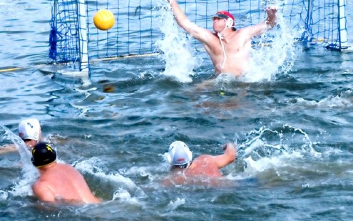 Jak grać w piłkę wodną