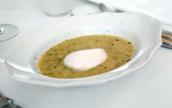 Aksamitna zupa z białych szparagów na mleku kokosowym