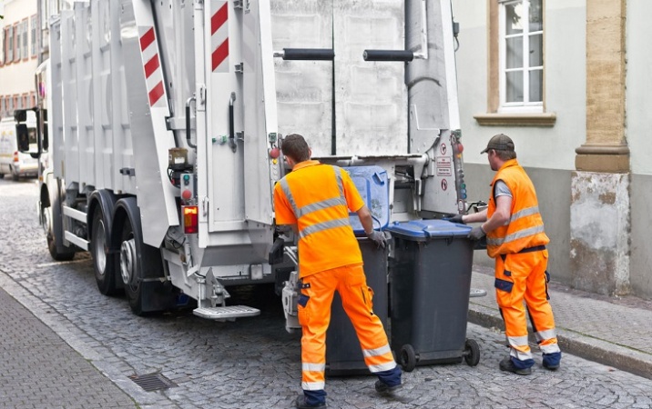 Jak zadbać o bezpieczeństwo osób, które mają kontakt z odpadami niebezpiecznymi