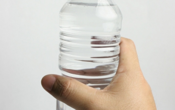Pracodawca powinien zapewnić pracownikom wodę do picia lub inne napoje