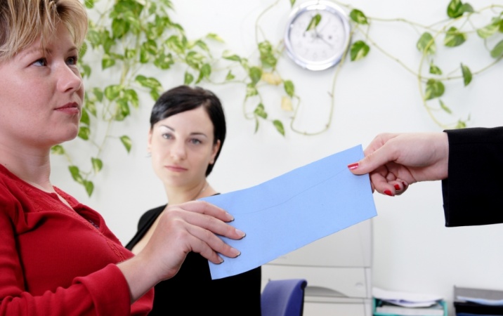 Na żądanie pracownika dyrektor musi wystawić świadectwo pracy