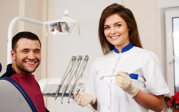 Jak dentysta powinien informować pacjenta o leczeniu