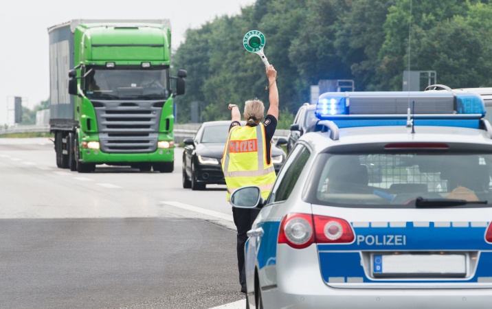 Gdzie są urządzenia rejestrujące auta przejeżdżające na czerwonym świetle