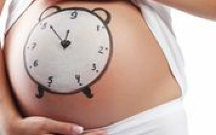 Poród w trakcie umowy na zastępstwo uprawnia do urlopu macierzyńskiego