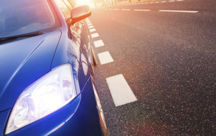 Pracownik parkuje służbowe auto pod domem i dojeżdża nim do firmy? Sprawdź, co z PIT