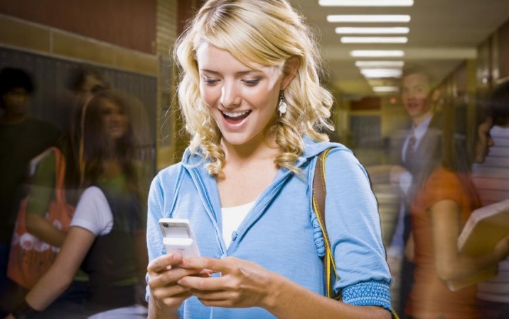 Dyrektor reguluje zasady korzystania z telefonów komórkowych w szkole