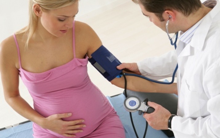 Czy w trakcie urlopu macierzyńskiego można korzystać ze zwolnienia lekarskiego wydanego w związku z kolejną, zagrożoną ciążą