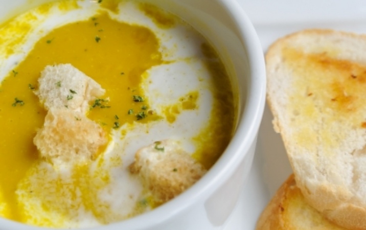 Zupa dyniowa z jabłkiem i curry