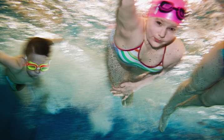 Prowadzenie zajęć na basenie – tylko nauczyciel wychowania fizycznego