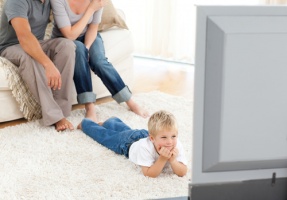Małe dziecko przed telewizorem