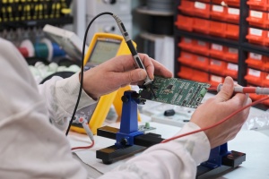 Na czym polega montaż podzespołów elektronicznych?
