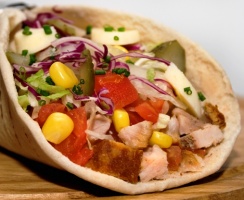 Kebab-wrap z polędwiczką wieprzową i sosem czosnkowym