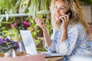 Home office, praca hybrydowa czy stacjonarna - którą opcję wolą Polacy?