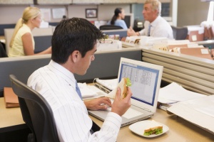 Sprawdź, czy wyżywienie i nocleg w podróży służbowej pracownika należy opodatkować różnicą nadwyżki
