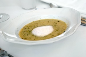 Aksamitna zupa z białych szparagów na mleku kokosowym