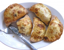 Pierogi krucho-drożdżowe z pieczarkami i serem