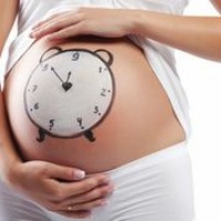 Poród w trakcie umowy na zastępstwo uprawnia do urlopu macierzyńskiego