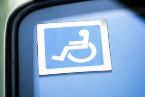 Niepełnosprawnym kierowcom pomaga karta parkingowa