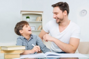 Ojcu korzystającemu z urlopów związanych z rodzicielstwem również należy przedłużyć staż