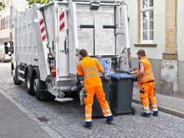 Jak zadbać o bezpieczeństwo osób, które mają kontakt z odpadami niebezpiecznymi