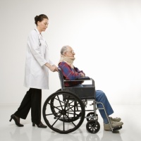 Wózek inwalidzki - kupić czy wypożyczyć