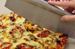 Biała pizza z szynką prosciutto i z rzeżuchą