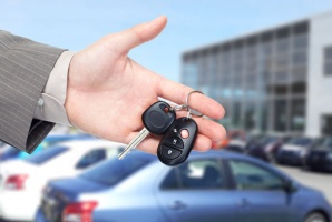 Samochód, telefon, prywatne narzędzia – jakie umowy zawierać z pracownikami