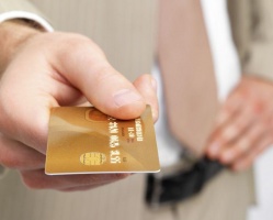 Karta kredytowa może być korzystniejsza niż kredyt w koncie