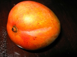 Sałatka na ciepło z mango i migdałami