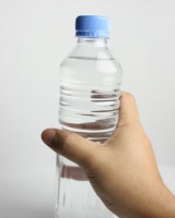 Pracodawca powinien zapewnić pracownikom wodę do picia lub inne napoje